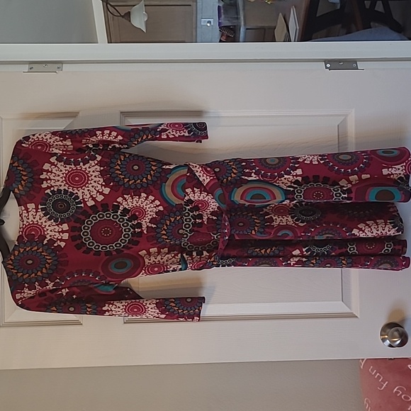 Pretty, v neck patterned dress in a size 1X - Picture 4 of 4